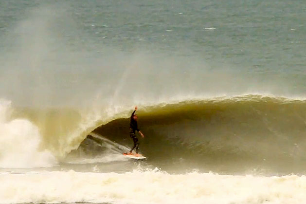 Perfect barrels at Noosa's Rivermouth